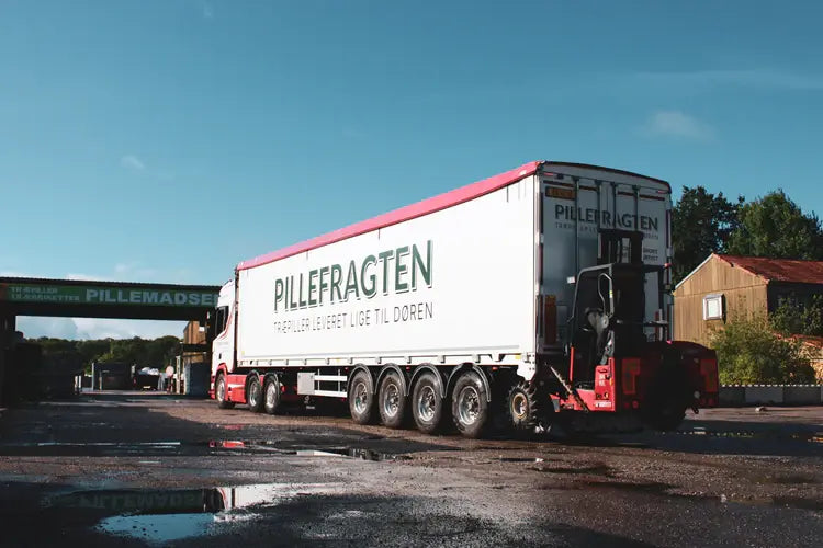 Lastbil henter træpiller ved Pillemadsen. Vælg Pillefragten til transport af træpiller fra Tyskland.